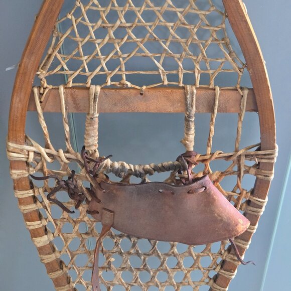 Wood and Rawhide Vintage Traditional Huron Snowshoes 43" x13.5", made in Canada - Picture 16 of 16